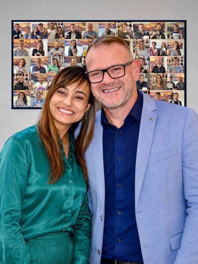José e Luciana, fundadores da Imperia, diante do mural de clientes com seus documentos italianos
